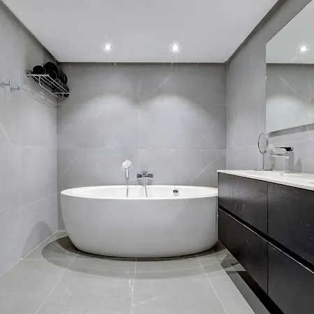 Apartment Luxurious 3 Bedroom In La Alzambra