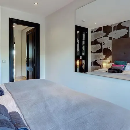 Apartment Luxurious 3 Bedroom In La Alzambra
