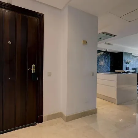 Luxurious 3 Bedroom In La Alzambra