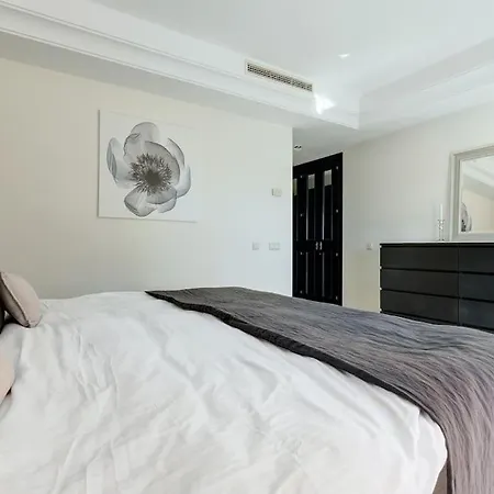 Luxurious 3 Bedroom In La Alzambra