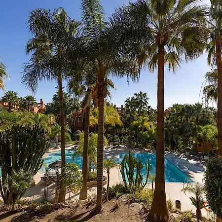Luxurious 3 Bedroom In La Alzambra Apartment