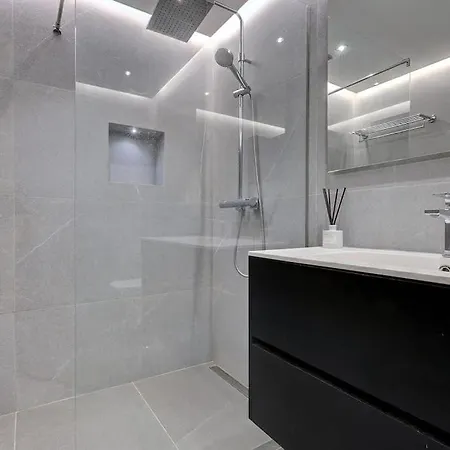 Apartment Luxurious 3 Bedroom In La Alzambra