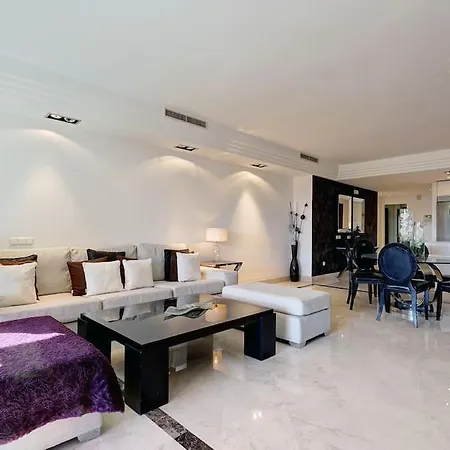 Luxurious 3 Bedroom In La Alzambra Apartment *